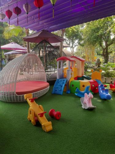 芹苴Con Khuong Resort Can Tho的一群孩子在草地上玩乐