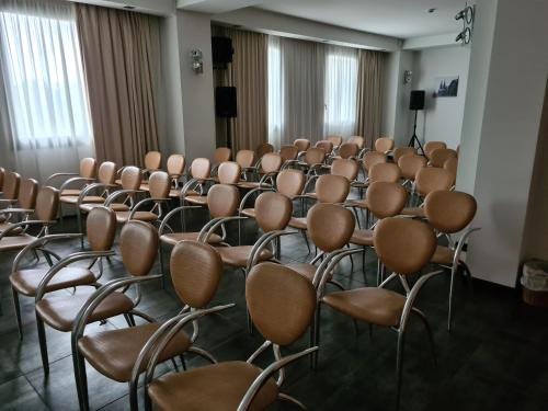 韦尔切利韦尔切利皇宫酒店的一间房间,里面放着一堆椅子