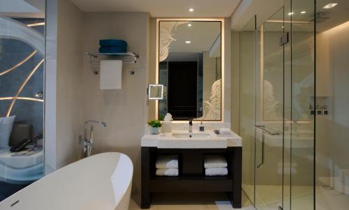 长滩岛林德长滩岛酒店的带浴缸、水槽和淋浴的浴室