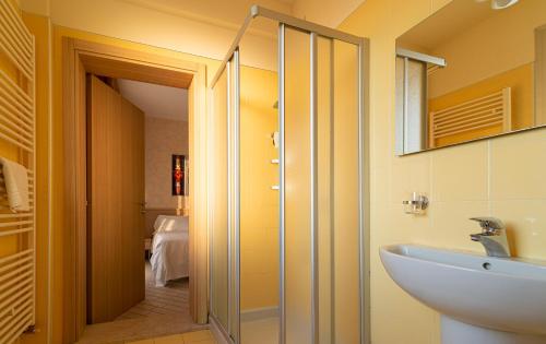 米兰多拉米兰多拉酒店的一间带玻璃淋浴和水槽的浴室