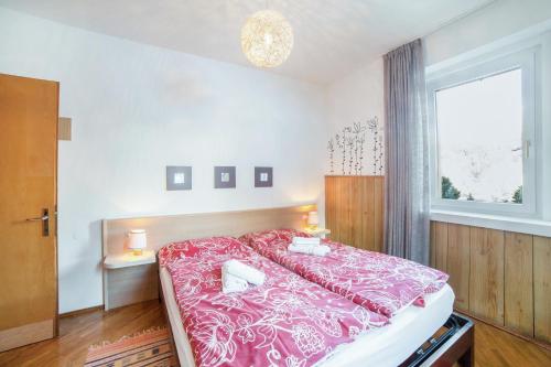 莫埃纳Villa Pineta的一间卧室配有一张带粉色毯子的大床
