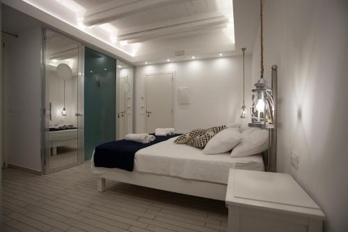 特罗佩阿Le Tolde del Corallone的一间带大床的卧室和一间浴室