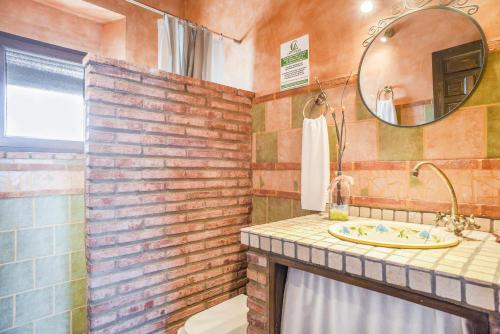 巴尔巴特El olivo的一间带水槽和镜子的浴室
