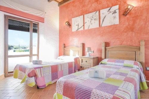 巴尔巴特El olivo的一间卧室设有两张床和窗户。
