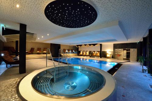 代斯纳Montanie Resort的一个带游泳池的酒店客房内的大型游泳池