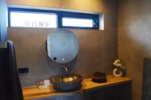 哈登贝赫B&B Tussen Vecht en Veer的一间带碗水槽和镜子的浴室
