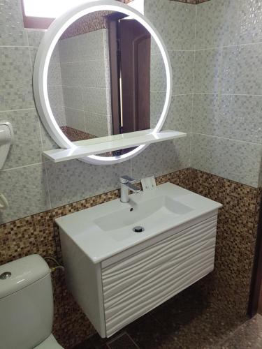 德瓦Villa Lotus的浴室设有白色水槽和镜子