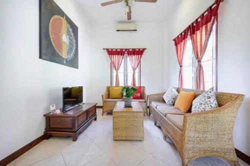 拉威海滩棕榈村酒店的带沙发和电视的客厅