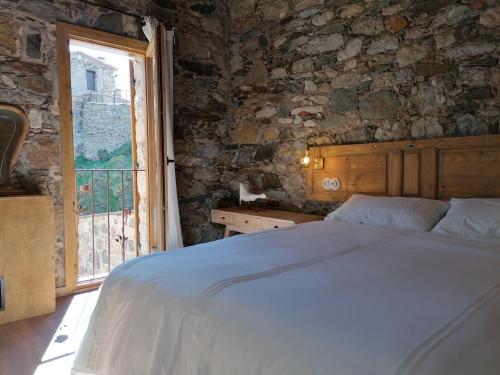 特尔河畔比拉利翁加Casa de La Roca - Only Adults.的一间卧室设有一张床和一个大窗户