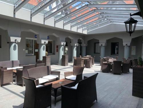 塞克萨德佐狄亚科酒店的大楼内带桌椅的天井