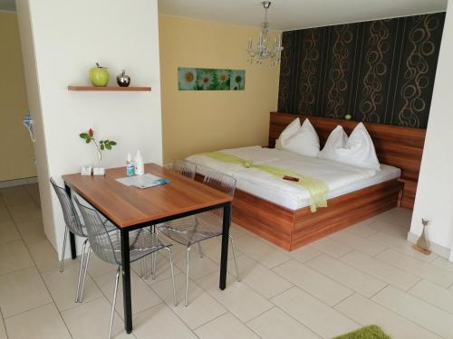 多瑙河畔伊布斯伊布斯花园公寓的一间卧室配有一张床、一张桌子和一张书桌