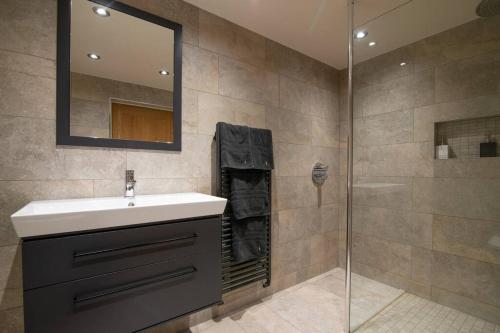 克努斯福德Luxury Coach house next to woodland in Knutsford的一间带水槽和淋浴的浴室