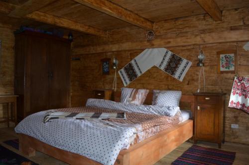 沃罗赫塔Гуцульська Спадщина的小木屋内一间卧室,配有一张床