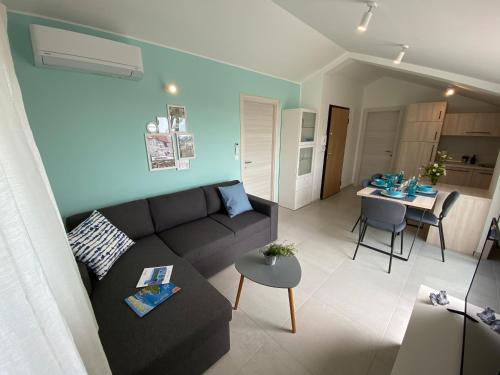 内里吉恩Apartment Vital Nerezine的客厅配有沙发和桌子
