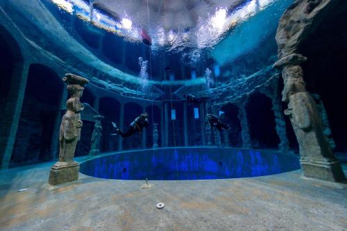 锡格堡奥克图普斯友好城市酒店的洞穴里的一个水池的房间