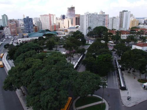 库里提巴Rede Andrade Guaíra的一条拥有许多树木和建筑的城市街道
