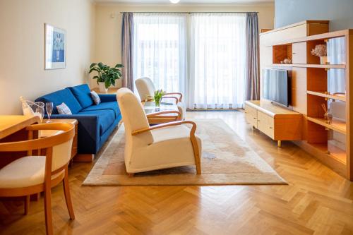 鲁哈科维斯马里昂别墅公寓式酒店的客厅配有蓝色的沙发和桌子