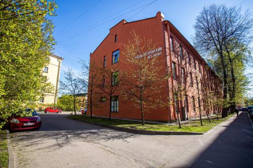 圣彼得堡Petrovskiy Art Loft的街道边的红砖建筑