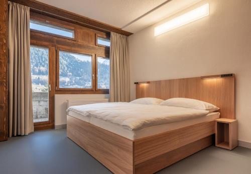 菲施Sport Resort Fiesch, Garni Goneri的一间卧室设有一张床和一个大窗户