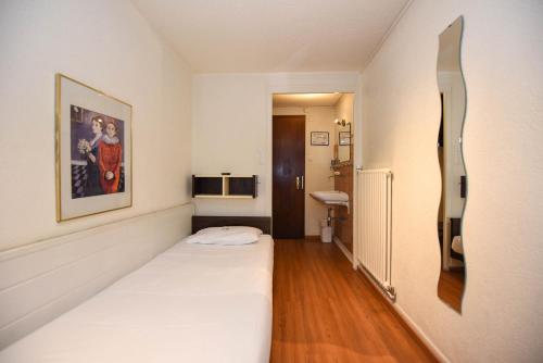 日内瓦圣热尔韦酒店的一间小房间,内设两张床