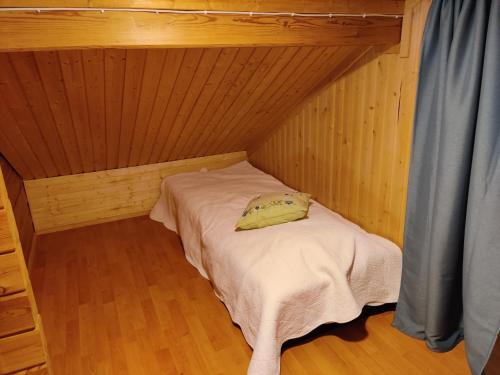 KaitainenKaijonselän mökit Kaita的小屋内的小房间,配有一张床