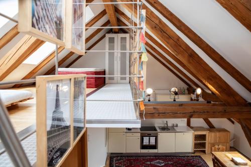 埃伦豪森Erzherzog Johann Relax Appartements的阁楼式厨房以及带拱形天花板的客厅。