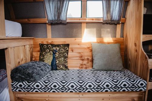 Bladel#Glamping@De Verloren Sinjoor的卧室配有带枕头的床铺和窗户。