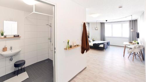 莱因费尔登-埃希特尔丁根Design Apartment Stuttgart Messe-Airport Tiefgarage的带淋浴和盥洗盆的浴室