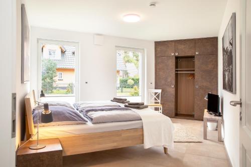 奥茨塞巴德·迪尔哈根DÜNE-9 in Dierhagen-Strand的一间卧室设有一张大床和一个窗户。