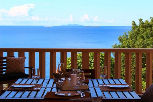 圣内德尔贾Casa Fortuna的一张桌子和酒杯,享有海景