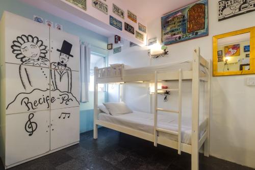 累西腓Fit Hostel的双层床间,配有双层床