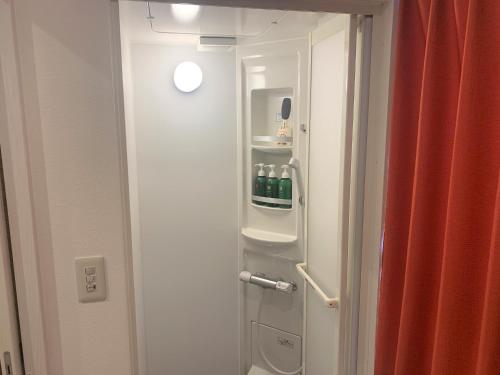 佐渡市Sado - Hotel - Vacation STAY 82495的浴室设有冰箱,备有饮品