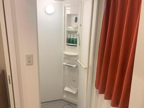 佐渡市Sado - Hotel - Vacation STAY 82496的小冰箱内装饮料