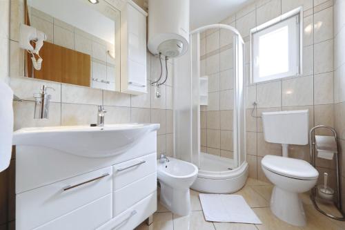 斯塔利格拉德-帕克利尼卡拉纳别墅公寓的白色的浴室设有水槽和卫生间。