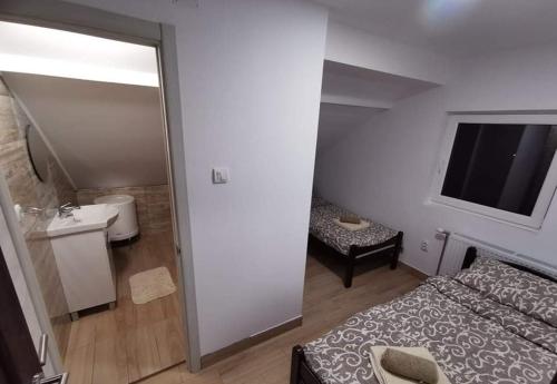 兹雷尼亚宁Apartmani Maja 2的一间带床的小卧室和一间浴室