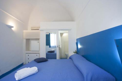 圣维托罗卡波Blusanvito的一间卧室配有蓝色的床和蓝色床头板