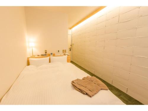 五岛SERENDIP HOTEL GOTO - Vacation STAY 82392的一间房间,床上有一条毛巾