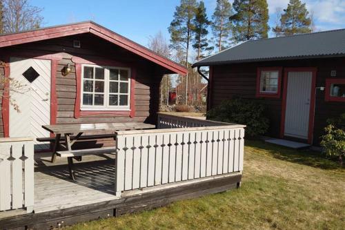 松兹瓦尔Cosy non smoking Cabin close to beach,Alnö的小屋在甲板上设有野餐桌