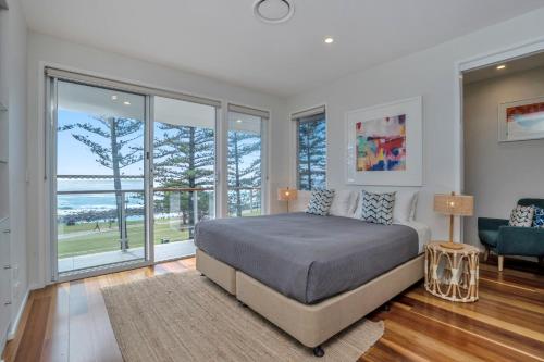 黄金海岸伯利布耶姆公寓的一间卧室配有一张床,享有海景