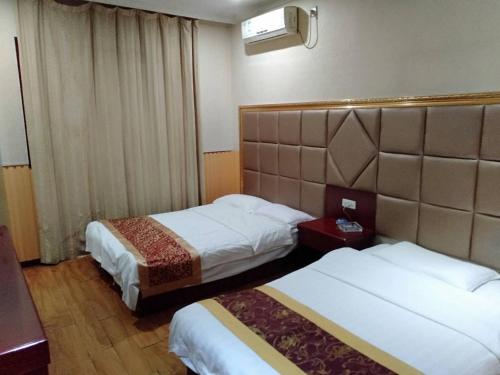 西安西安海伦公寓的酒店客房设有两张床和窗户。