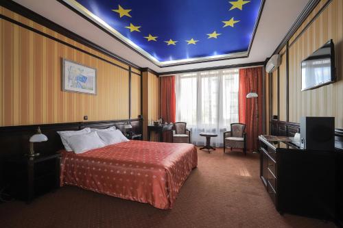基辅阿塔奇酒店的酒店客房,设有一张星空天花板床