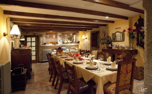 Coles卡萨格兰德迪苏图罗酒店的一间大餐厅,配有一张长桌和白色桌布