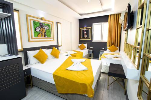 安塔利亚埃克斯珀罗亚尔酒店的酒店客房设有两张床和一张桌子。