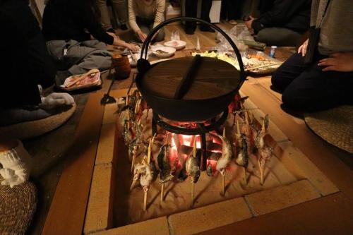 大阪炉之宿 淀川的炉子上放着食物的锅