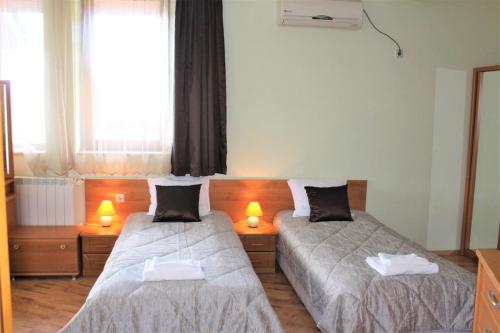 格拉瓦塔斯布里扎塔度假屋 - 贝图拉的配有两张床铺的房间,配有两盏灯
