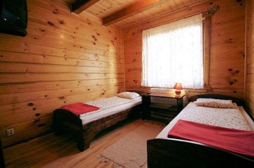 圣凯瑟琳Noclegi Gaja的小木屋内带两张床的房间
