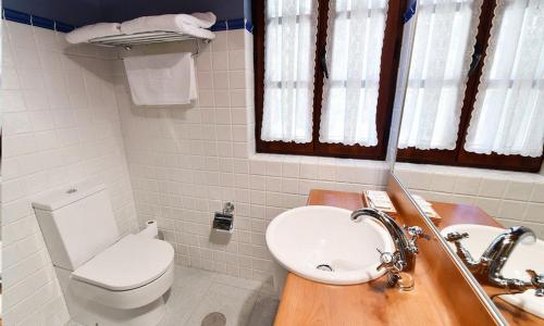 霍兹纳约特米诺旅馆的一间带水槽、卫生间和镜子的浴室