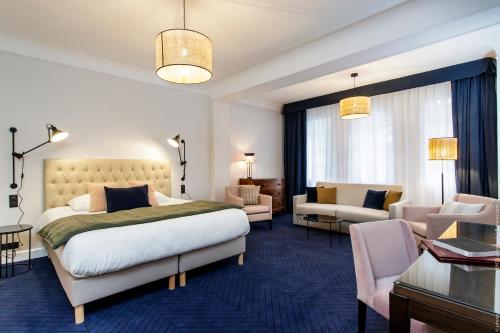 勒图凯-巴黎普拉日庄园酒店的酒店客房设有床和客厅。