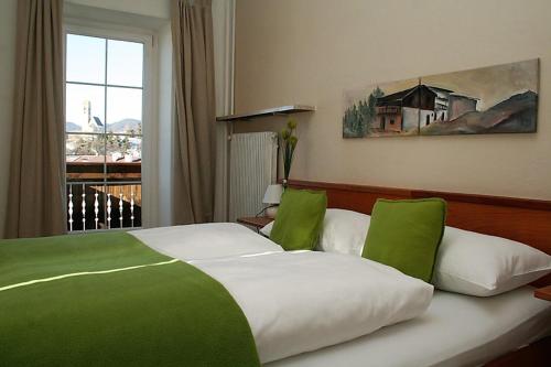 菲耶嘉斯托艾尔伯格克利乌崔酒店的卧室配有一张带窗户的绿色白色床。