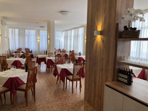 比比翁Hotel Karibe的用餐室配有桌椅和红色餐巾